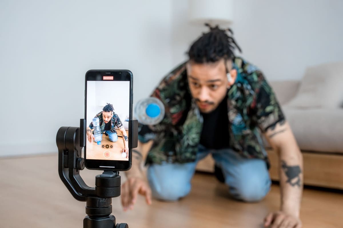Pria filming himself memakai ponsel
