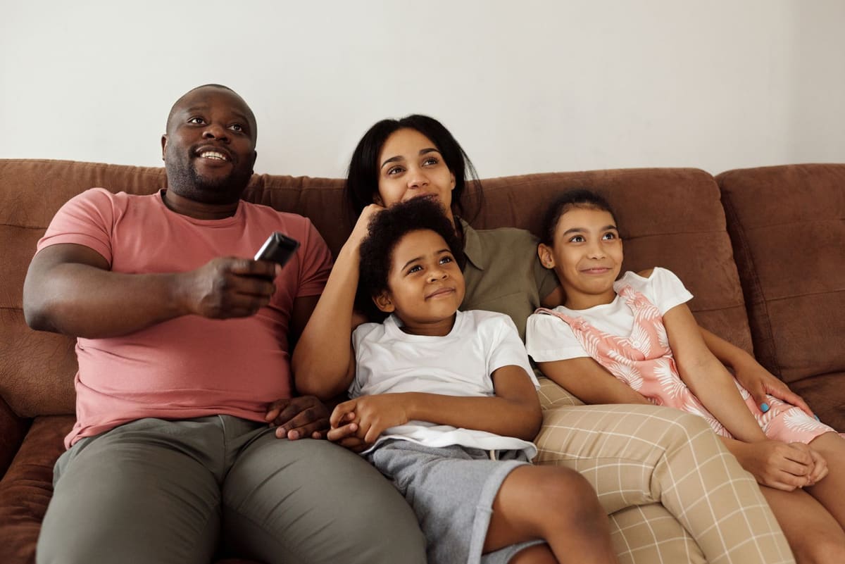 Gembira senior pasangan enjoying TV di rumah
