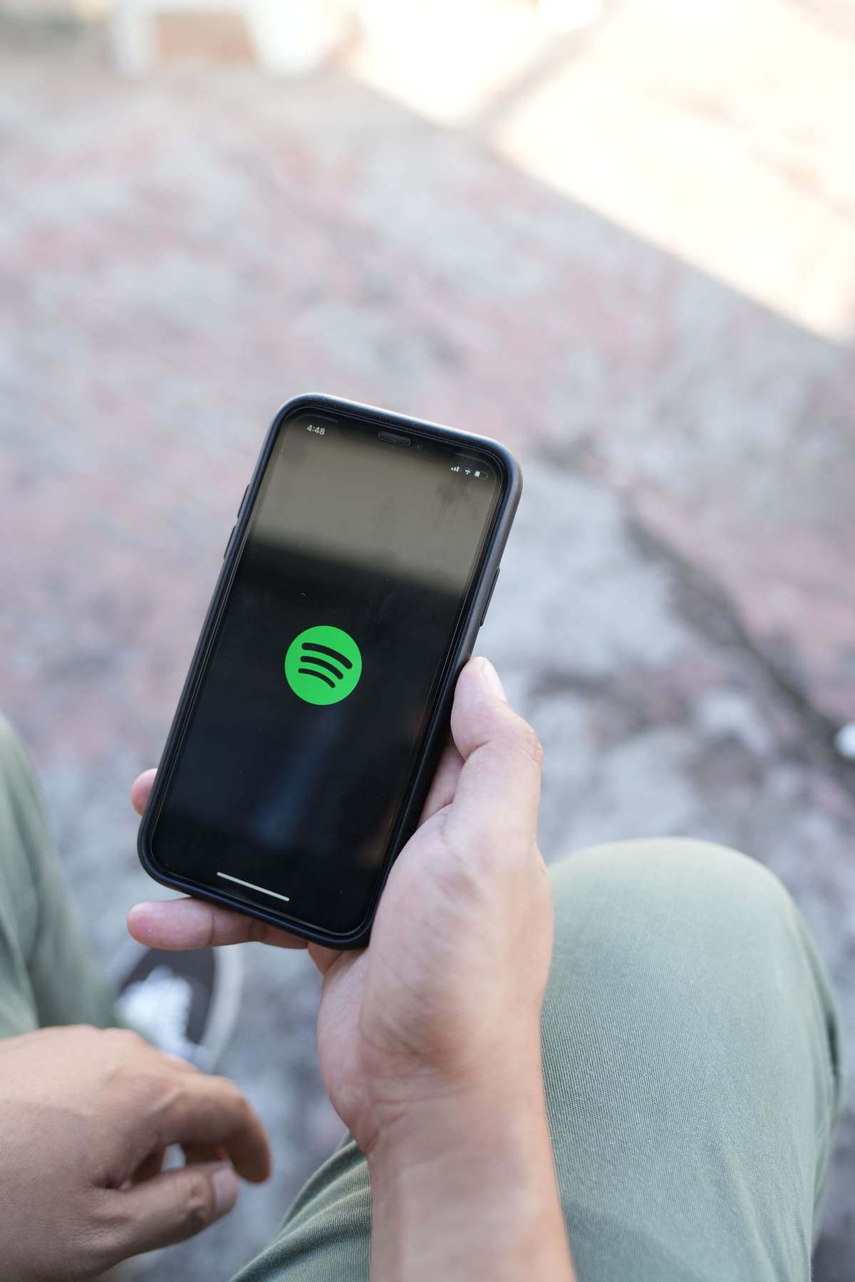 Spotify aplikasi di ponsel di hand