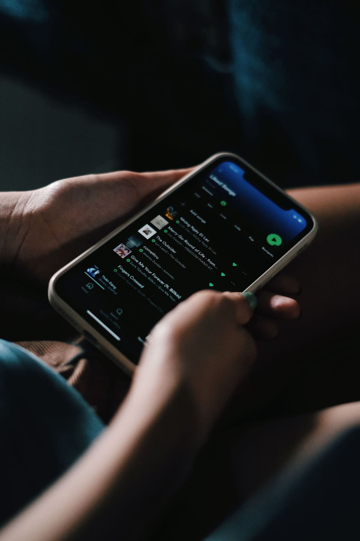 Seseorang memakai spotify di ponsel