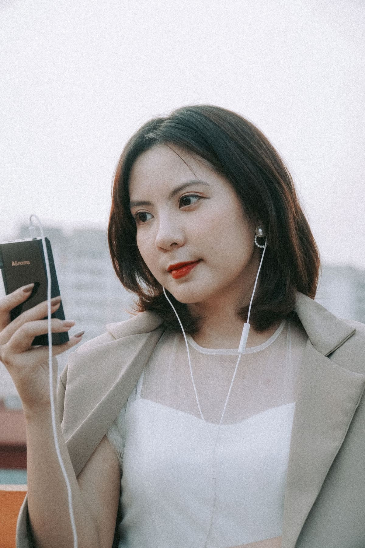 Wanita dengan earphones listening ke musik