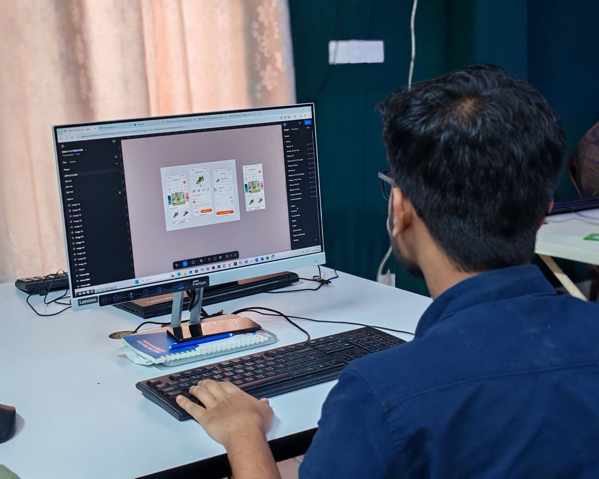 Muda desainer di work creating ui di desktop