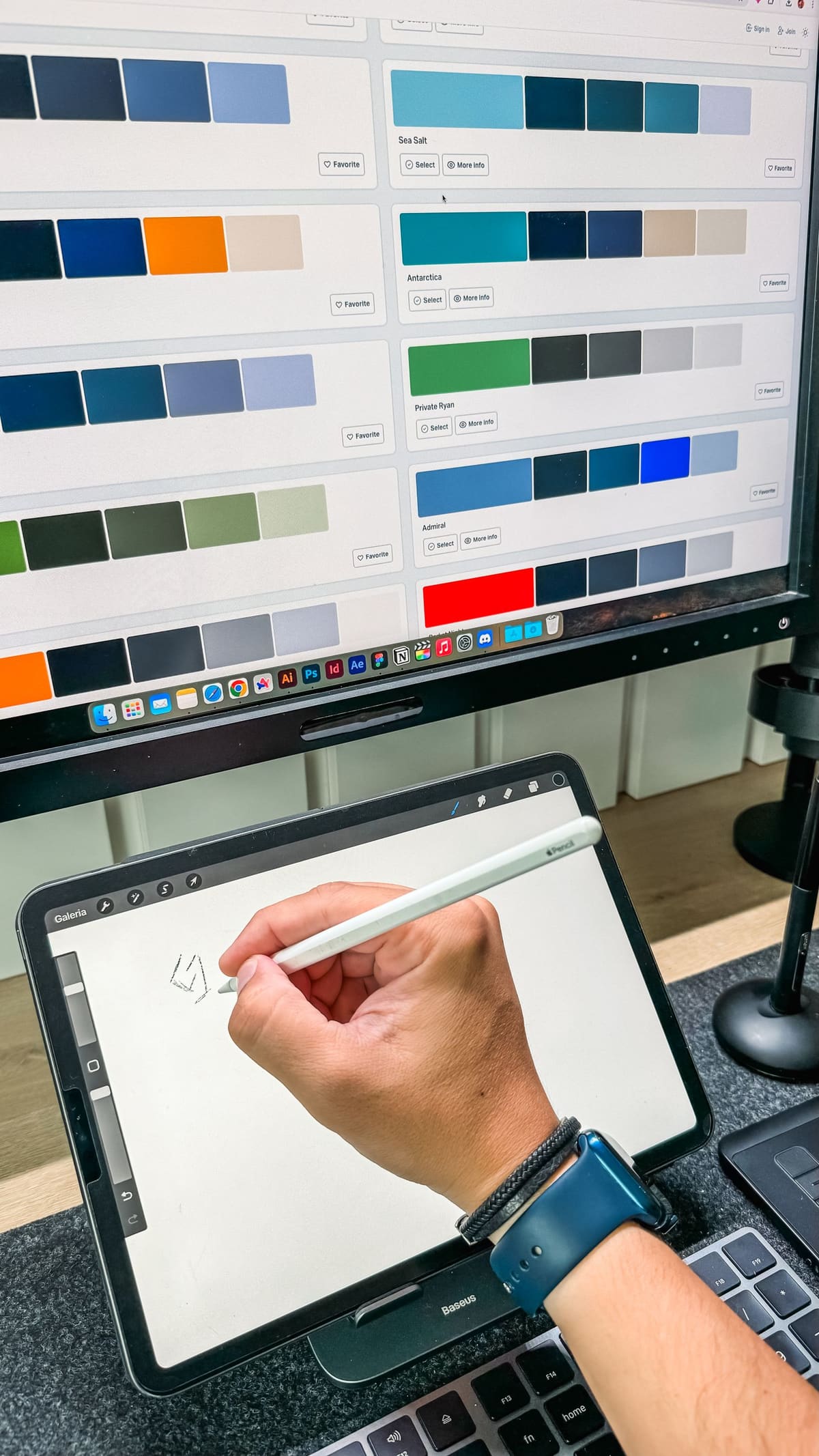 Hand pria drawing di tablet touchscreen