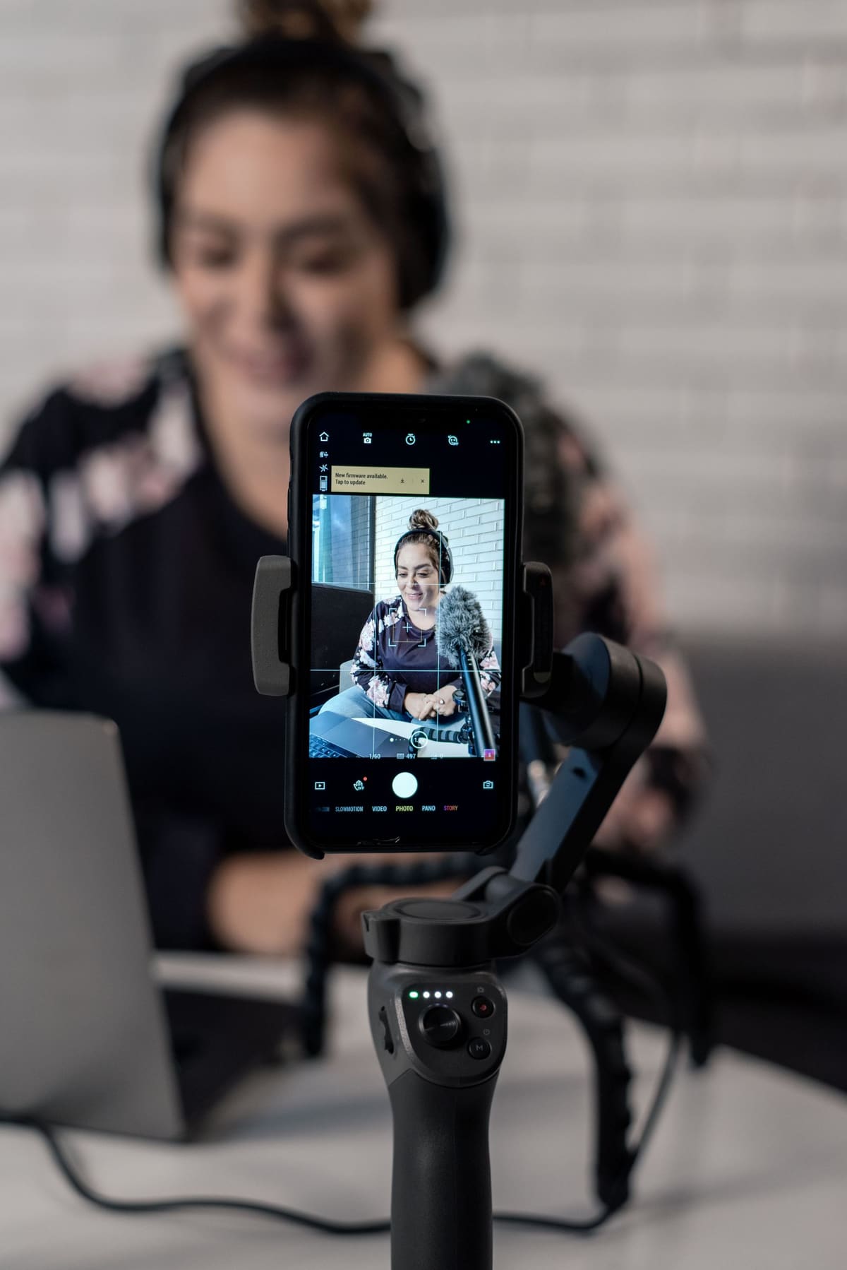 Ponsel di tripod merekam wanita