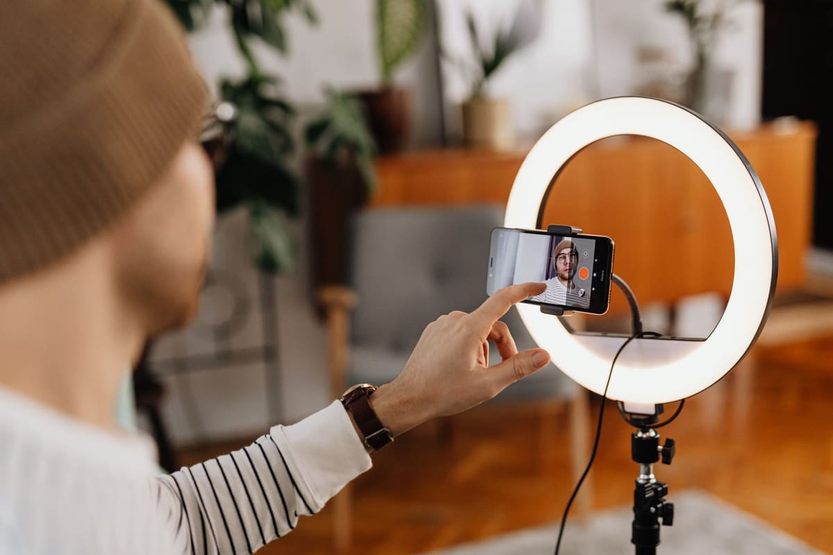 Selective focus foto pria doing vlog