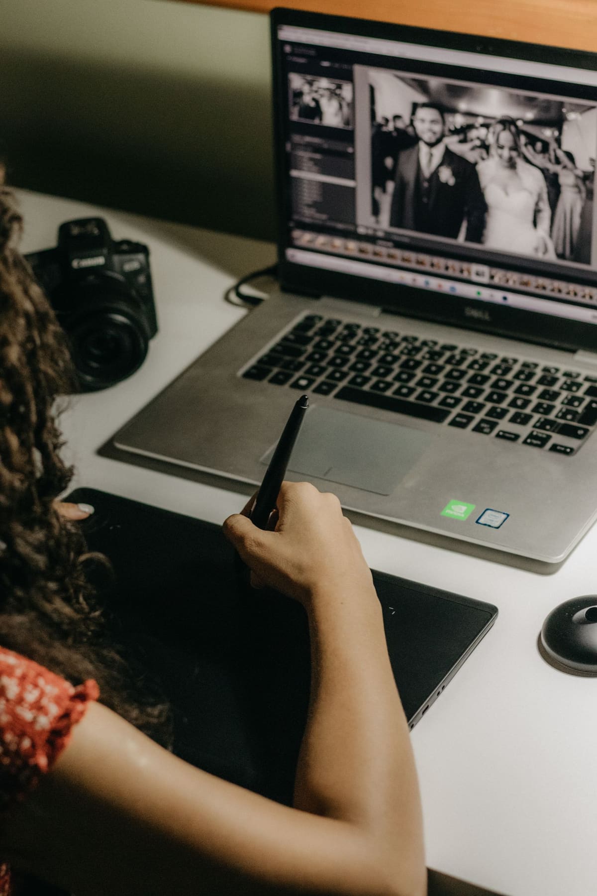 Wanita menyunting photos di laptop