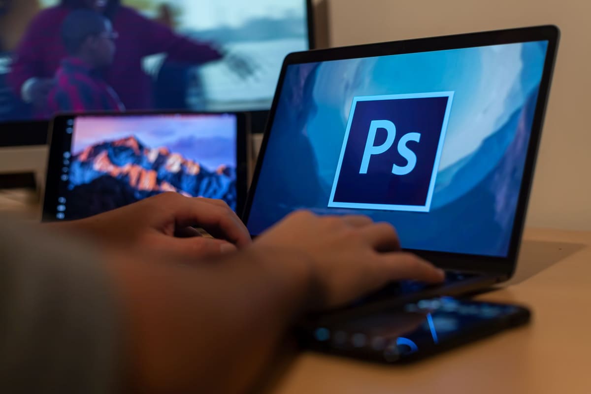 Dekat bidikan seseorang memakai laptop