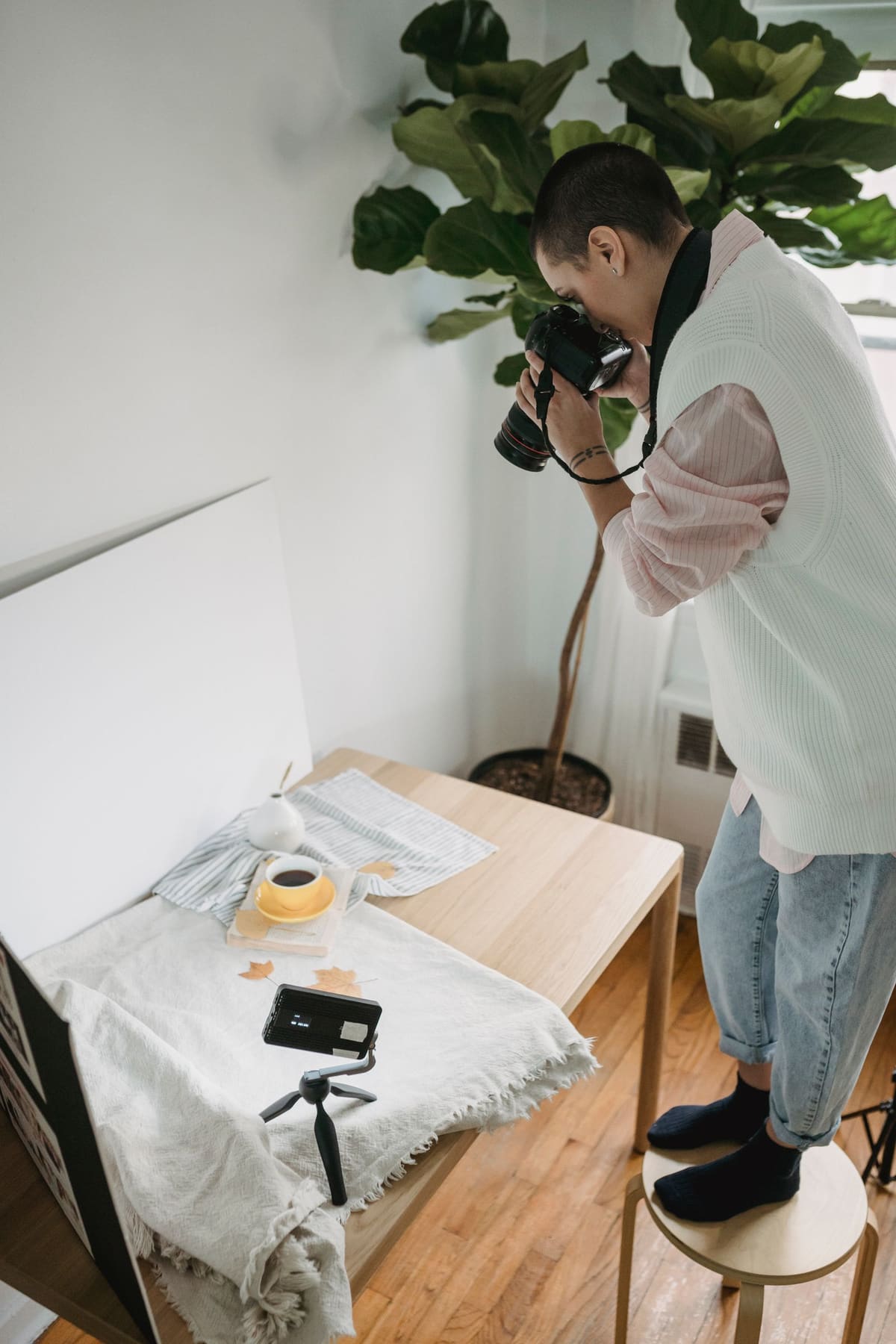 Female photographer shooting composition di studio