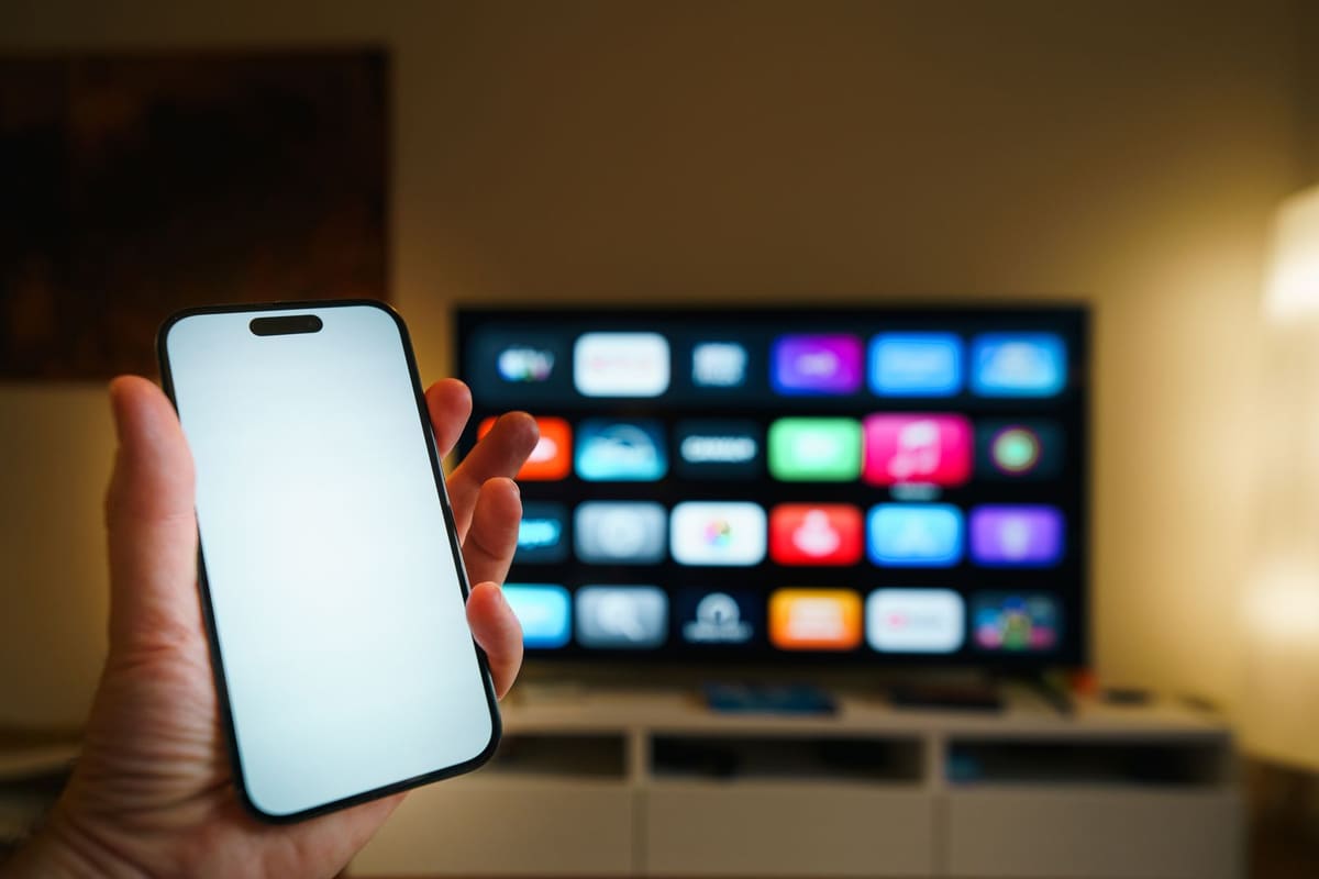Modern ruang ruangan dengan pintar TV dan ponsel