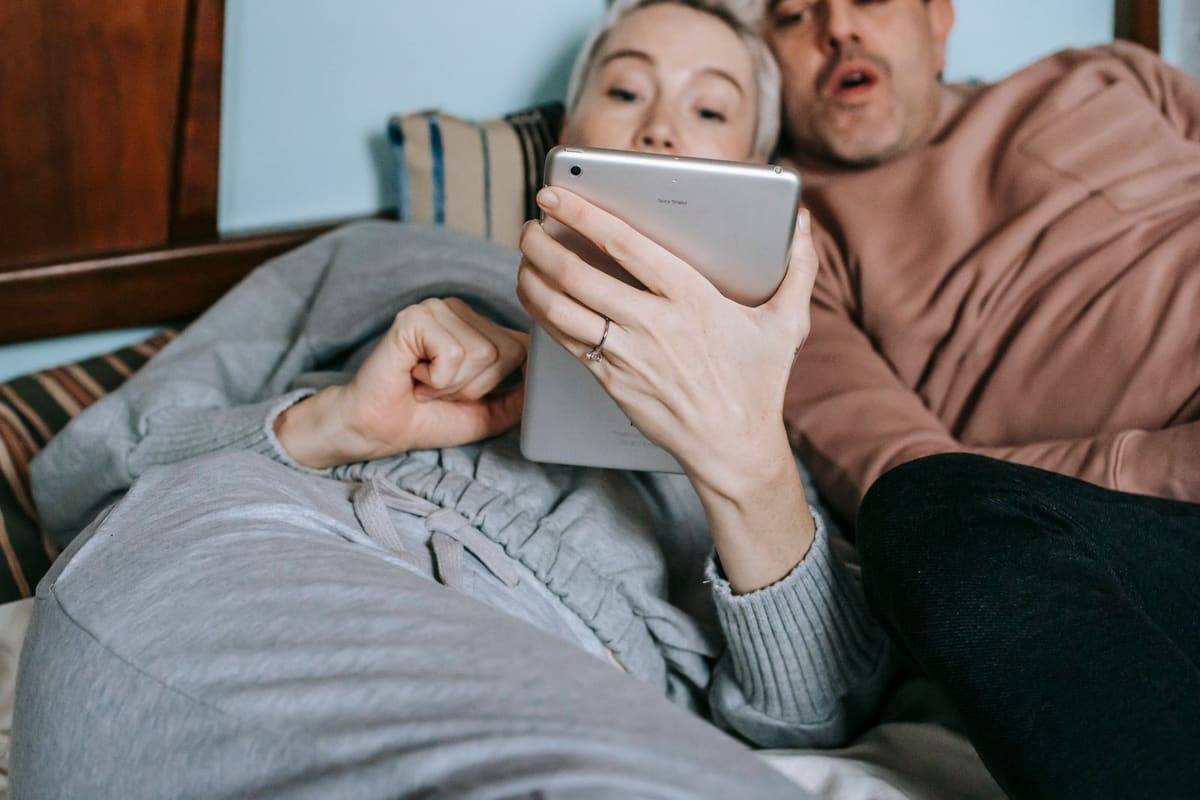 Cozy ruang ruangan dengan televisi dan sofa