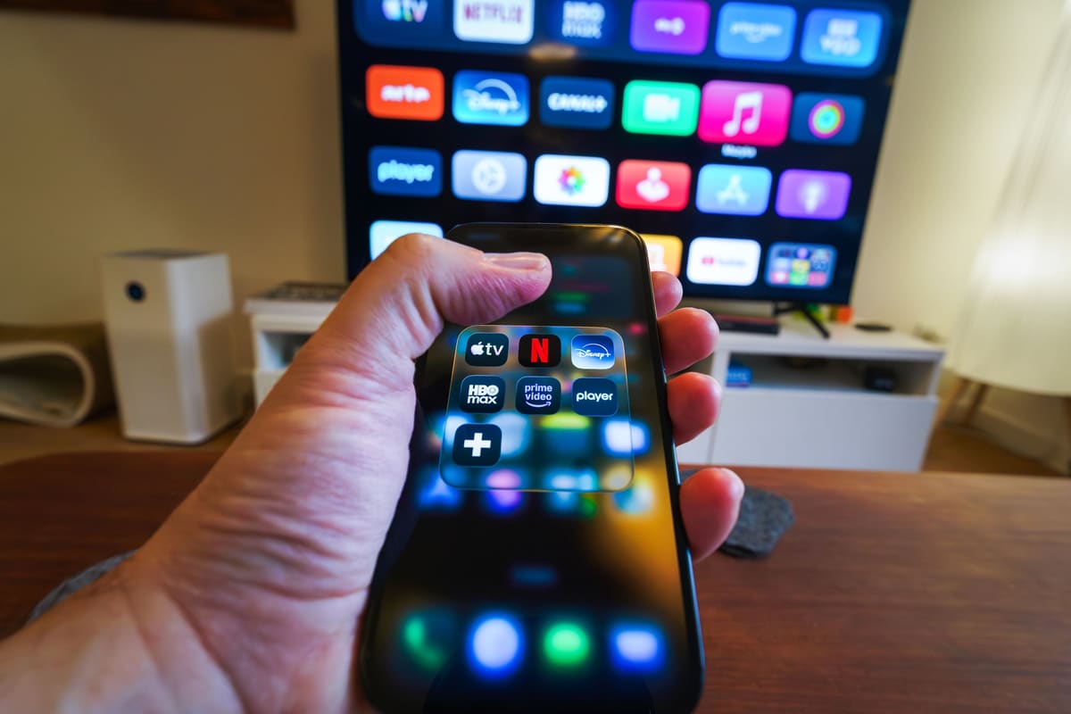 Hand memegang ponsel dengan streaming aplikasi