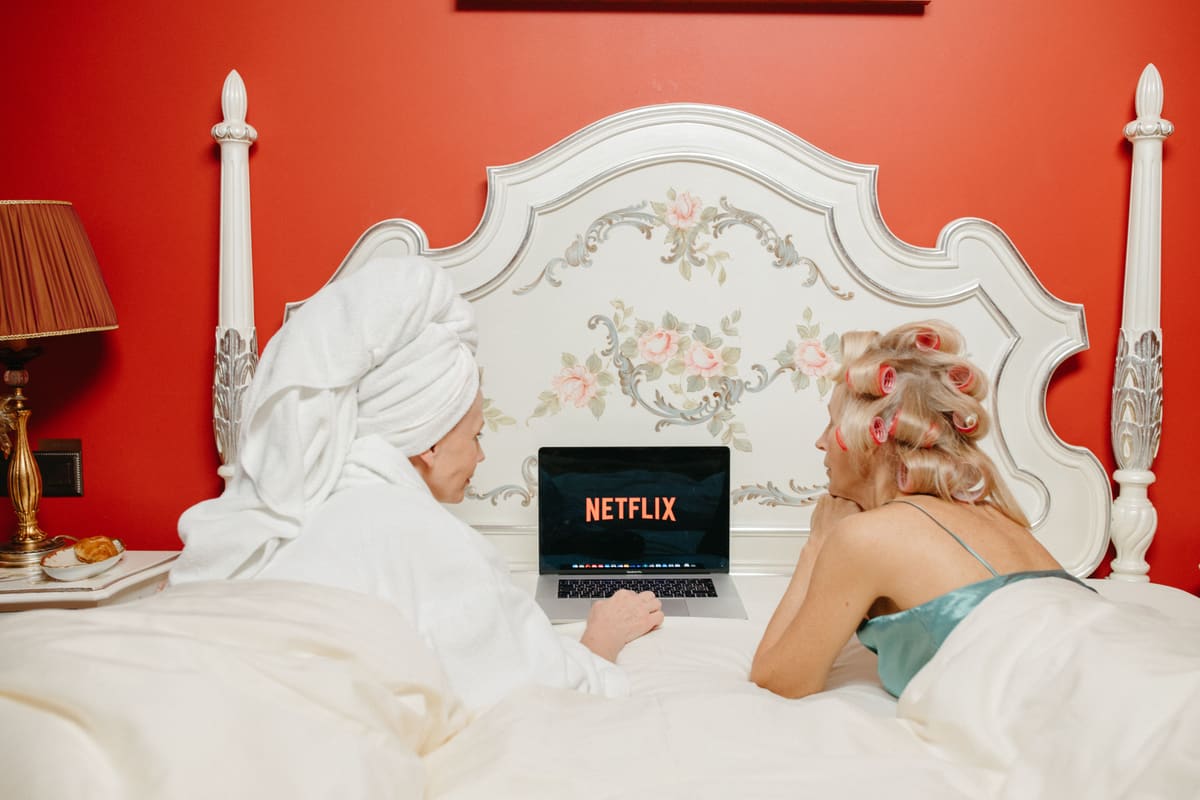 Wanita menonton di laptop