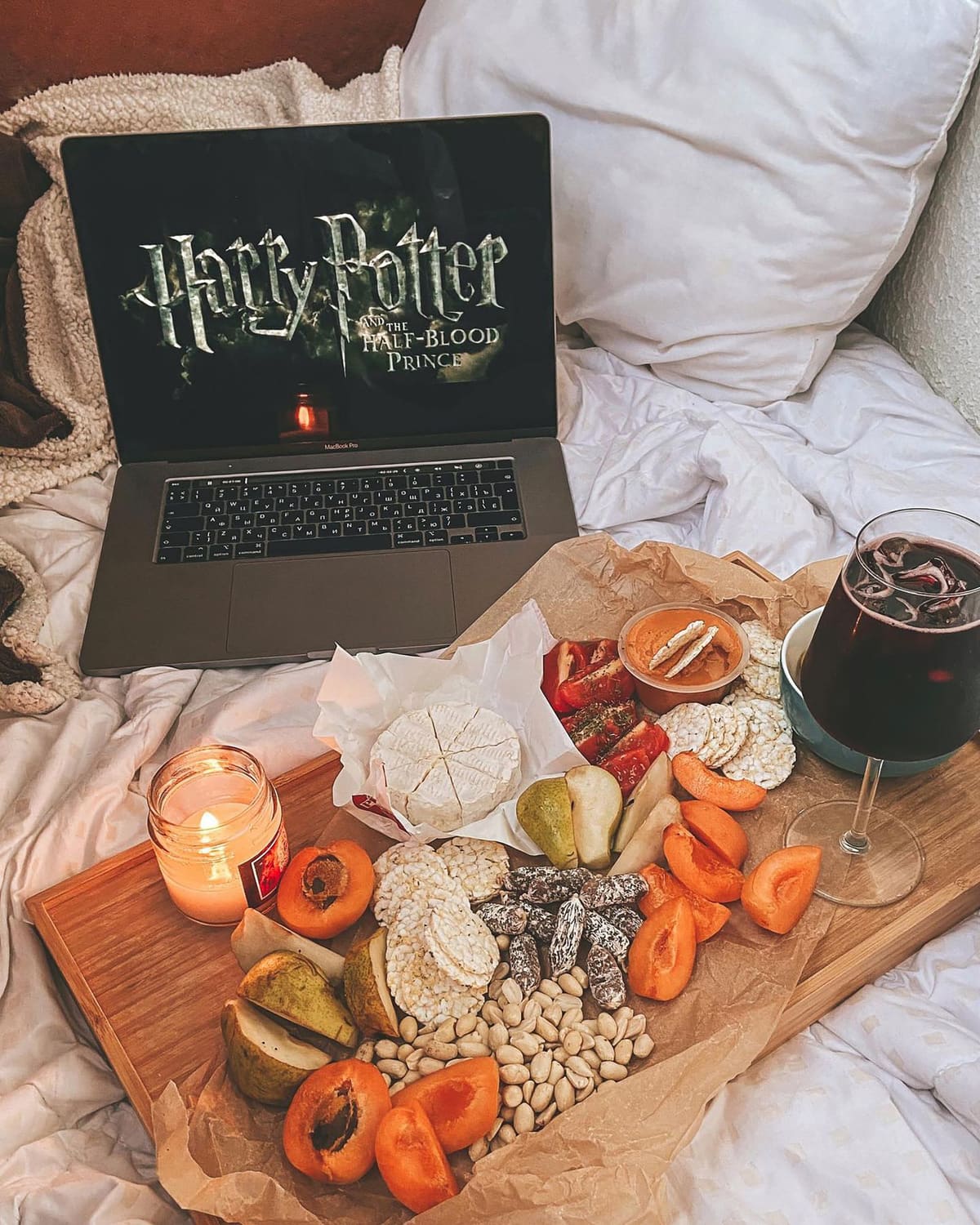 Food dan drink di wooden tray prepared untuk menonton harry potter film di kasur