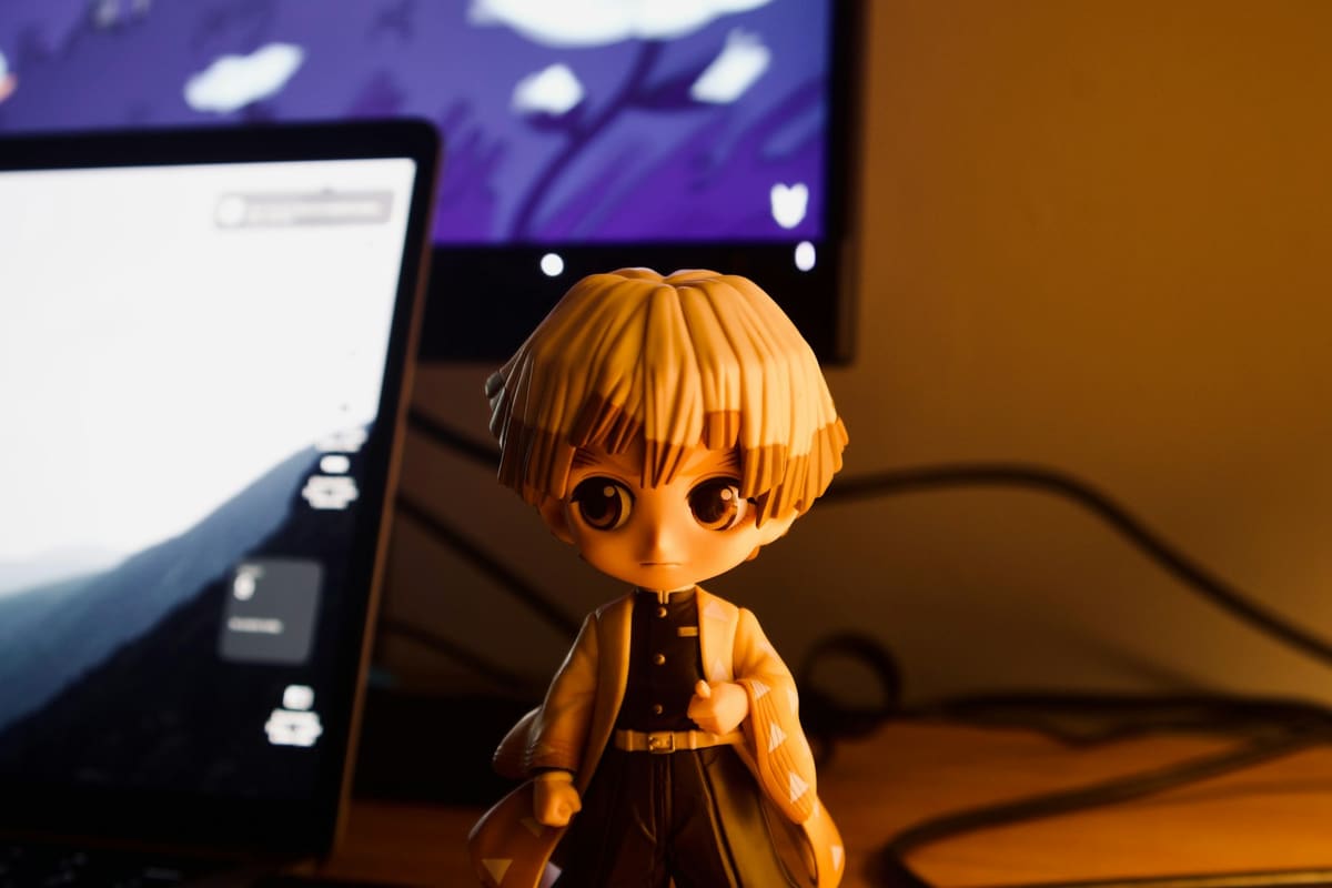 Zenitsu figure di depan laptop dan monitor Cr4kIh7T70Q