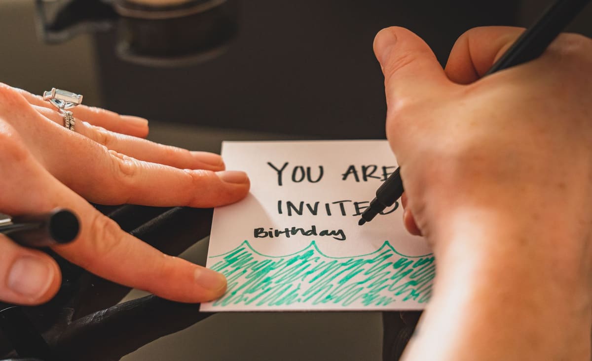 Hands writing di invitation kartu