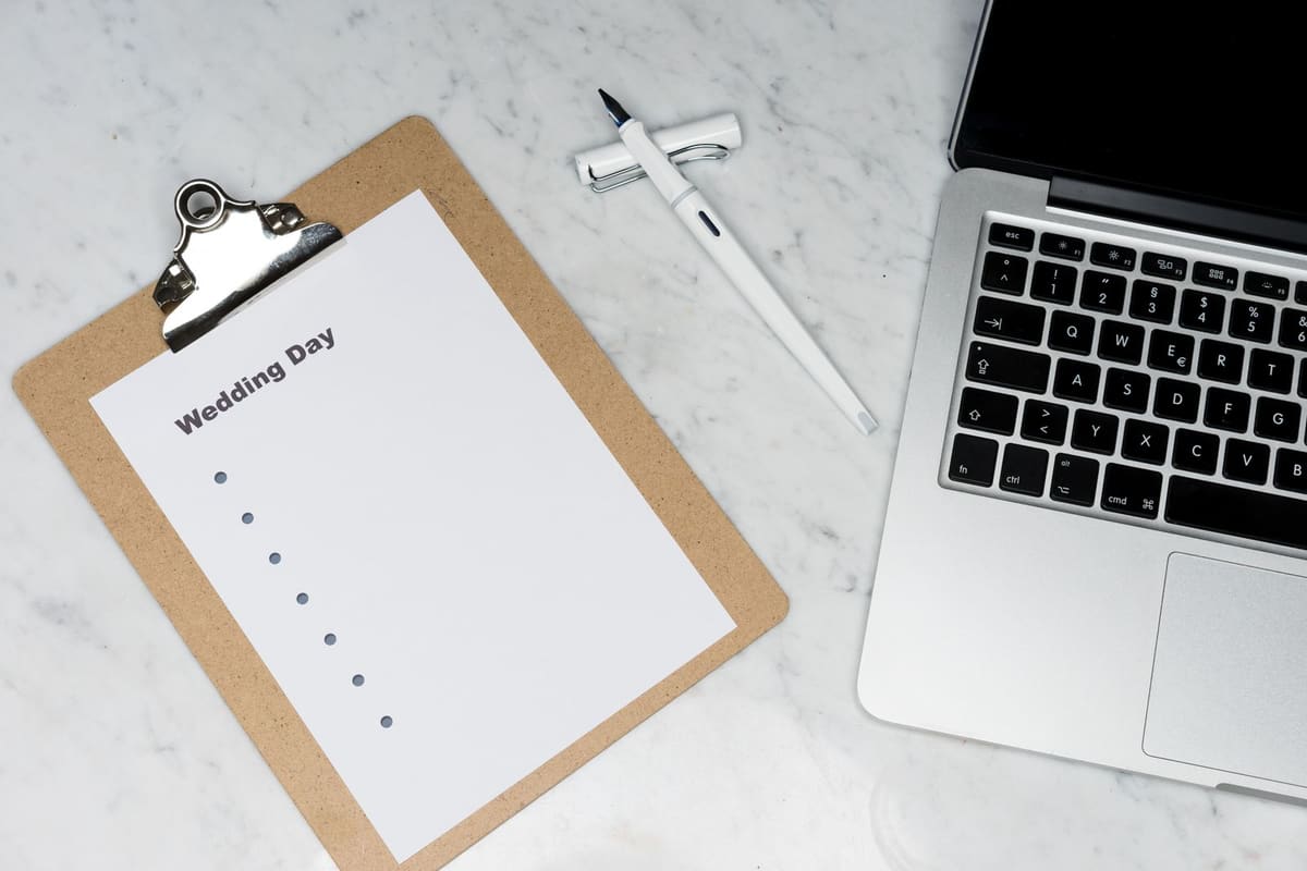 Wedding planning flat lay dengan laptop