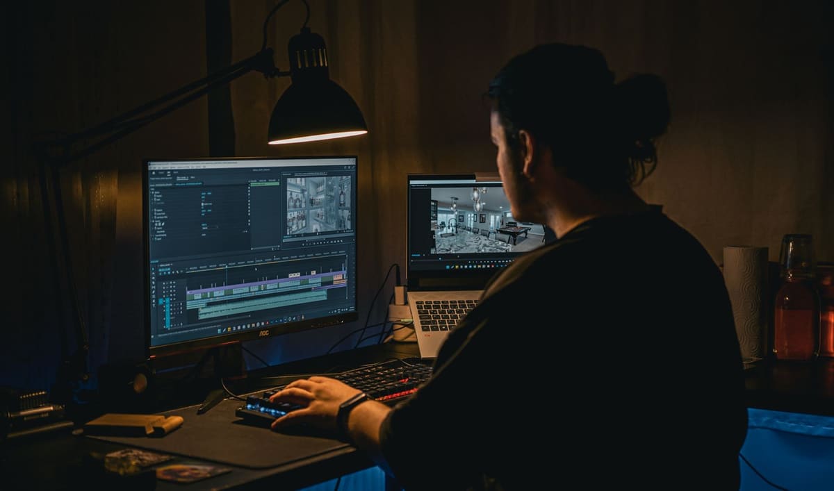 Video editor bekerja di gelap