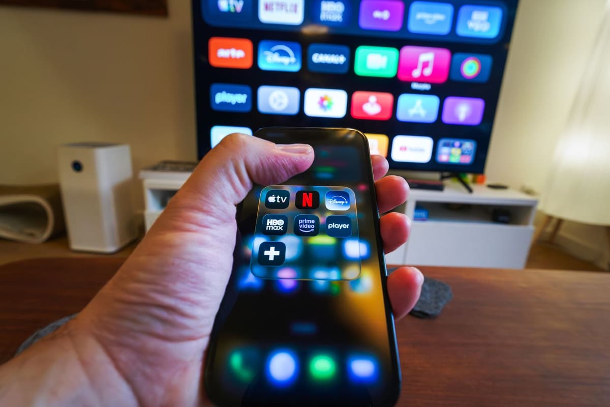 Pasangan berbaring di kasur menonton netflix di laptop