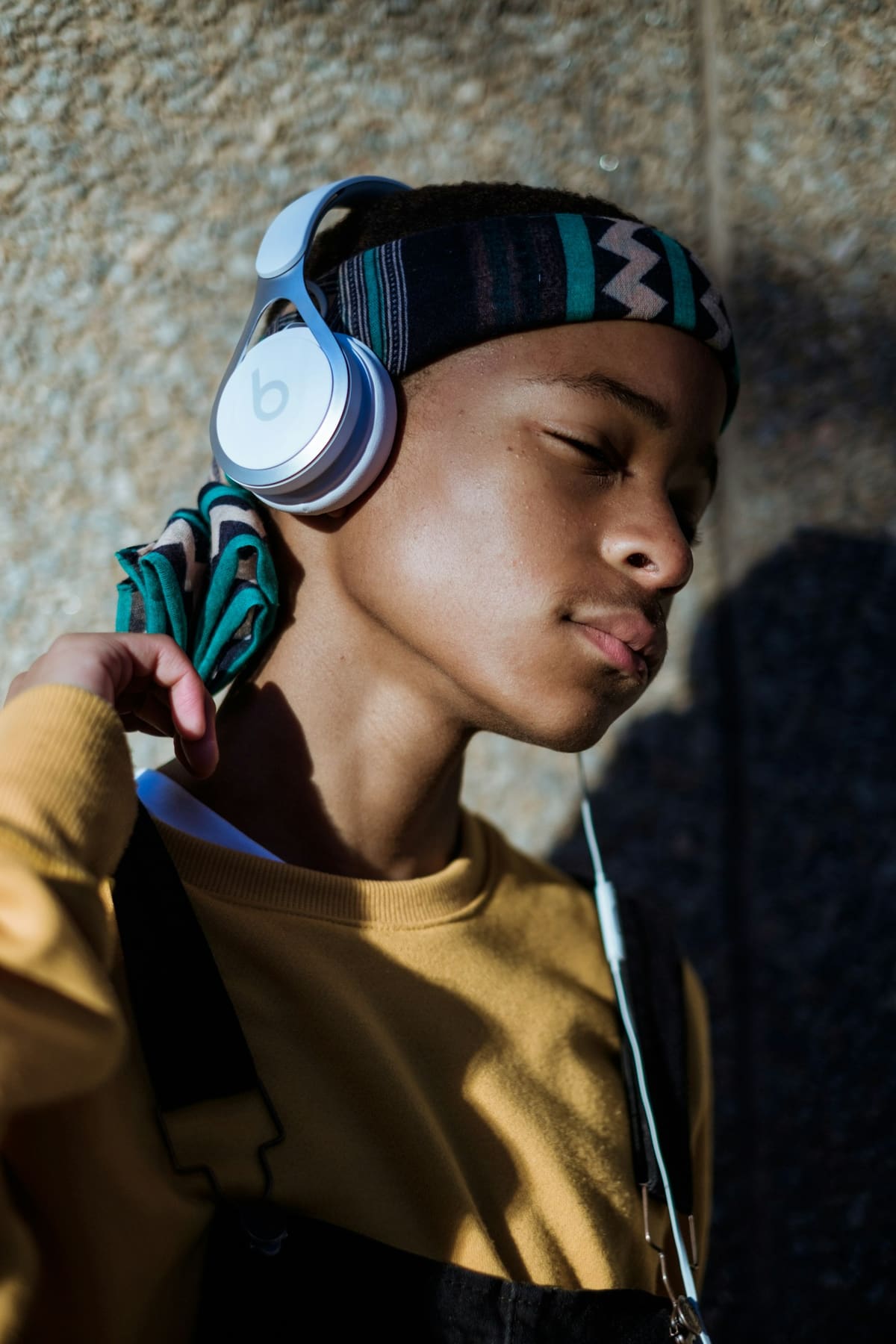Anak laki-laki listening headphone 9p DsBtSygA