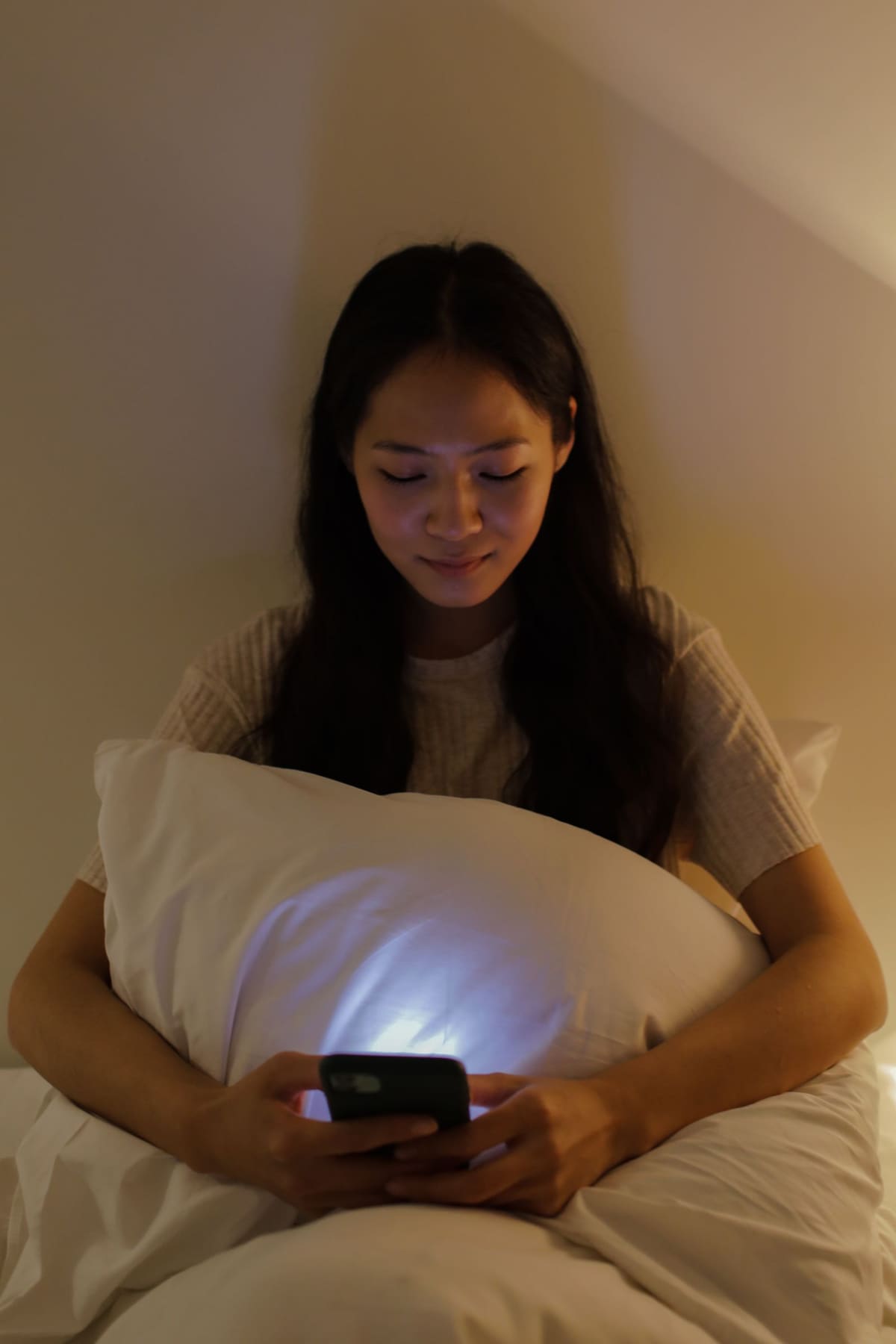 Pria duduk di sofa memegang remote control