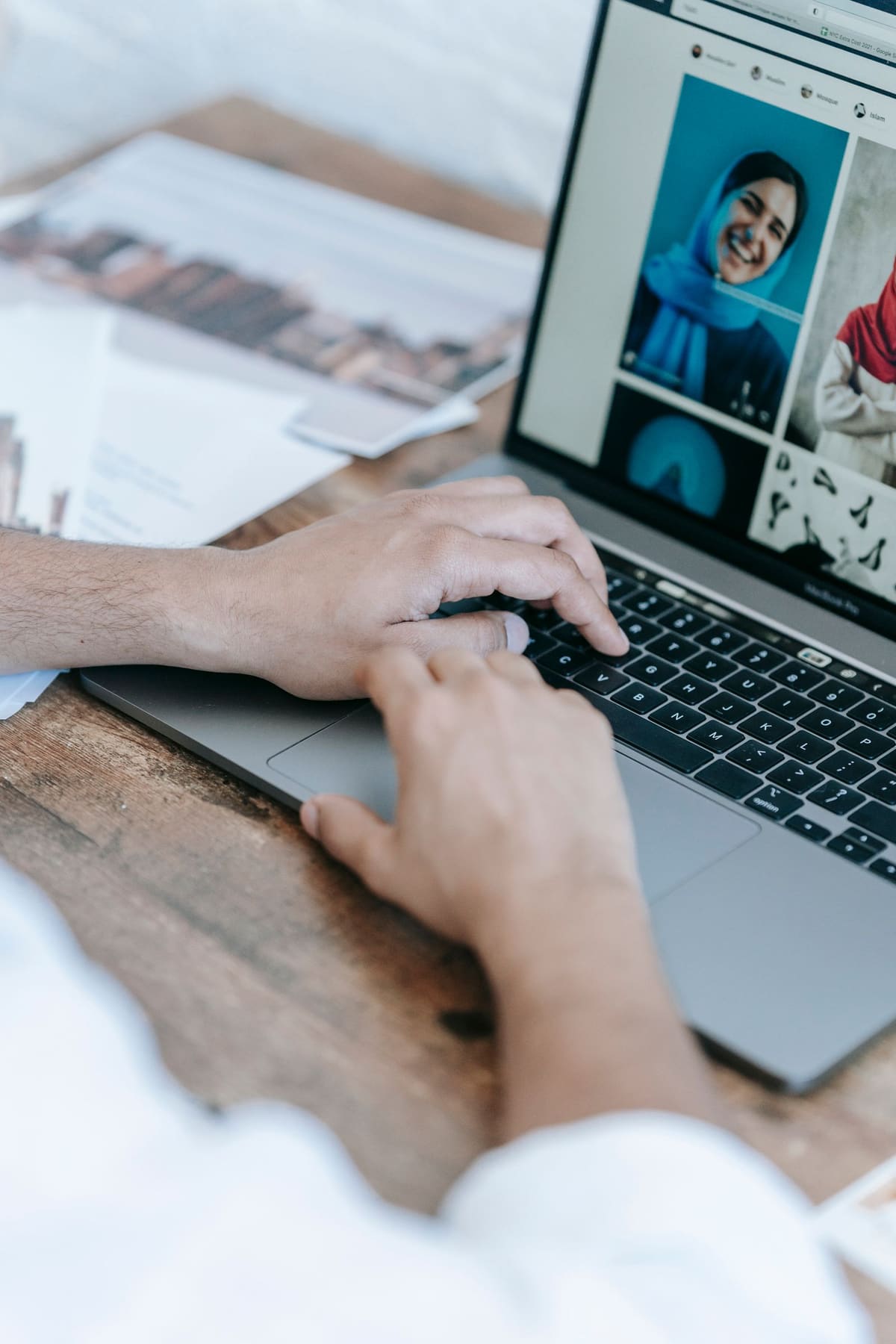 Photographer bekerja di laptop di workplace
