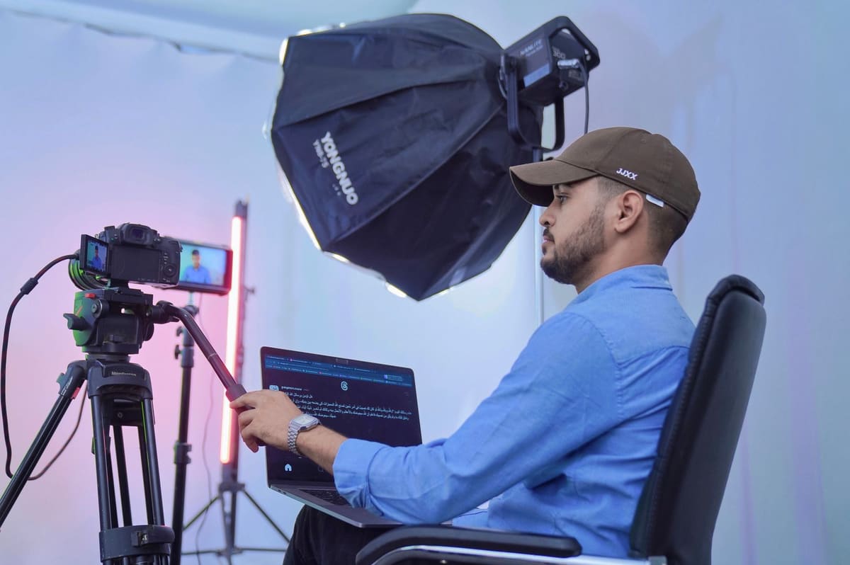 Foto pria operating kamera di studio